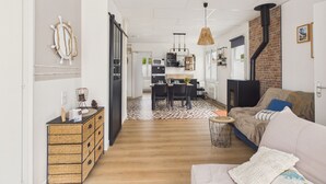 A modern interior with a kitchen, dining area, and living space. - Flat for 4 with large garden (Préfailles)