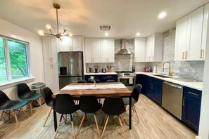 Fridge, microwave, oven, stovetop - Modern Texan Family Home - 4BD 3BA - 10 minutes from DT (Austin)