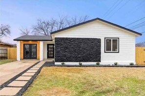 Exterior - Modern Texan Family Home - 4BD 3BA - 10 minutes from DT (Austin)