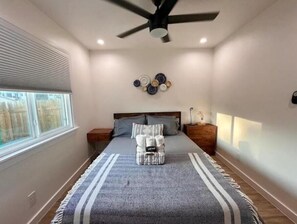 4 habitaciones, escritorio y tabla de planchar con plancha 