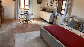 Deluxe Room | Iron/ironing board, free WiFi, bed sheets