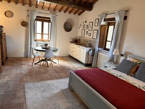 Deluxe Room | Iron/ironing board, free WiFi, bed sheets