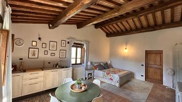 Deluxe Room | 1 bedroom, iron/ironing board, free WiFi, bed sheets