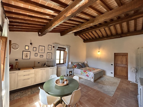 Deluxe Room | Iron/ironing board, free WiFi, bed sheets
