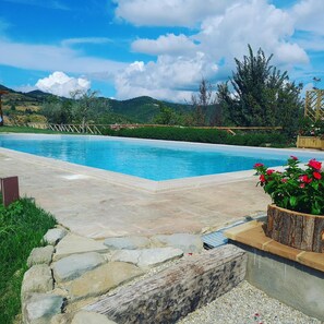 季節限定屋外プール、プール パラソル、サンラウンジャー