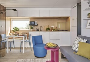 尊榮行動屋 | 私人廚房 | 電冰箱、微波爐、爐台、鍋具/餐盤/廚房用品