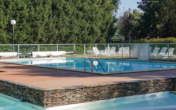 Piscina externa sazonal, funciona das 9h30 às 20h, espreguiçadeiras
