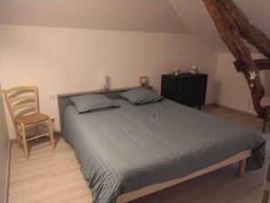 6 Schlafzimmer, Bügeleisen/Bügelbrett