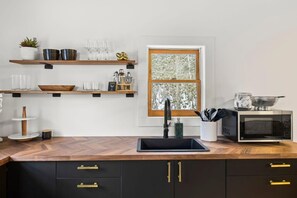 Frigorífico, microondas, horno y placa de cocina