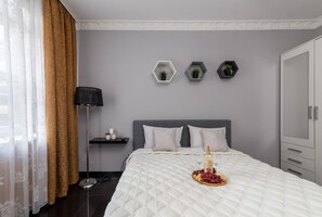 Luxury Apartment | 2 bedrooms, individually decorated, individually furnished, desk