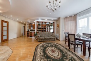 Appartement familial | 2 chambres, décor unique, ameublement unique, bureau