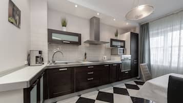 Family Apartment | Private kitchen | Full-size fridge, microwave, oven, stovetop