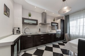 Familie appartement | Privékeuken | Een koelkast met diepvriezer, een microgolfoven, een oven, een kookplaat