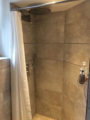 Hårføner, håndklær, såpe og toalettpapir