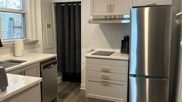 Refrigerador, microondas, placa de cocina, lavavajillas