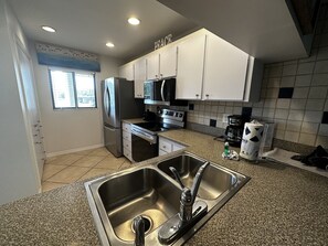 Fridge, microwave, oven, dishwasher - 1st Floor Garden unit with recent updates (Sarasota)