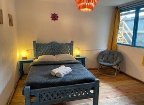 Yhden hengen perushuone | Allergiatestatut vuodevaatteet, untuvapeitot, työpöytä