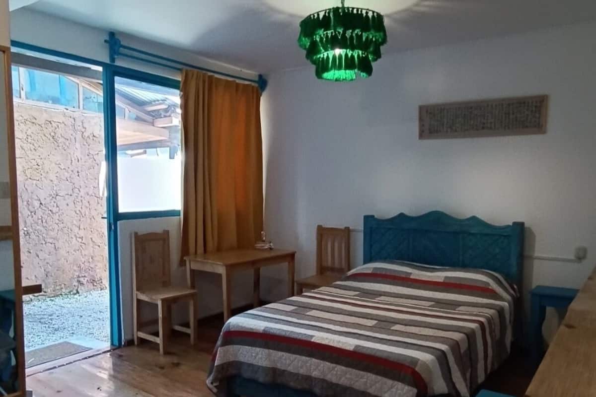Basic Single Room | Hypo-allergenic bedding, down duvets, desk, laptop workspace