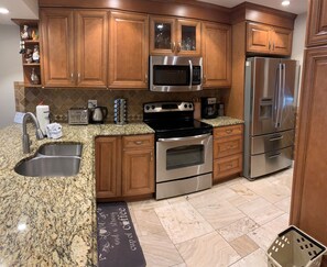 Kjøleskap, mikrobølgeovn, ovn og oppvaskmaskin