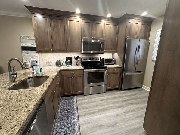 Kühlschrank, Mikrowelle, Ofen, Geschirrspüler