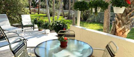 屋外ダイニングエリア