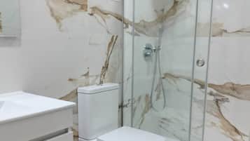 Een haardroger, handdoeken, zeep, shampoo