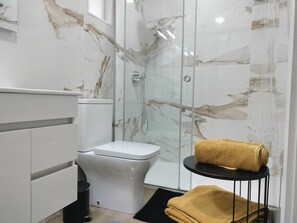 Sèche-cheveux, serviettes fournies, savon, shampoing