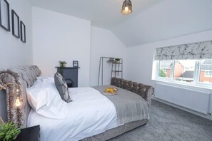 3 habitaciones, escritorio y tabla de planchar con plancha 