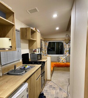 Chalet | Cocina privada | Refrigerador, microondas, horno y parrilla de estufa 