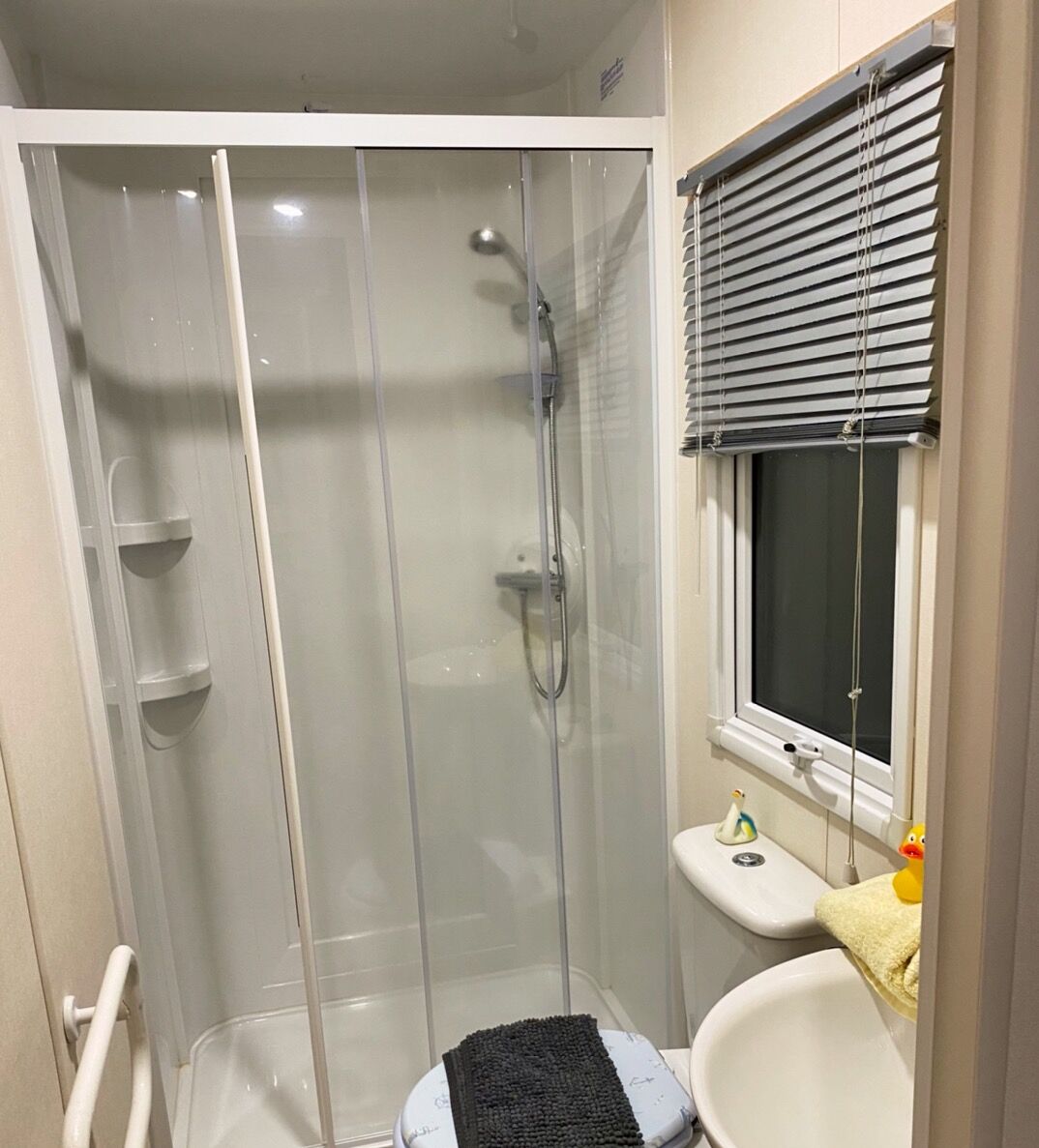 Chalet | Bathroom | Shower, hair dryer, towels