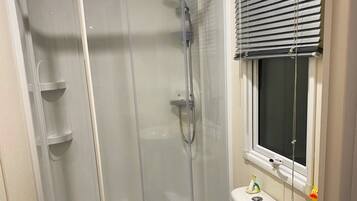 Chalet | Bathroom | Shower, hair dryer, towels