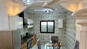 Een moderne keuken met een eethoek, voorzien van een kookplaat, oven en een raam met uitzicht.