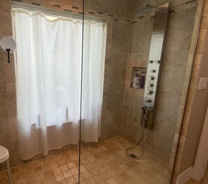 Douche, sèche-cheveux, serviettes fournies