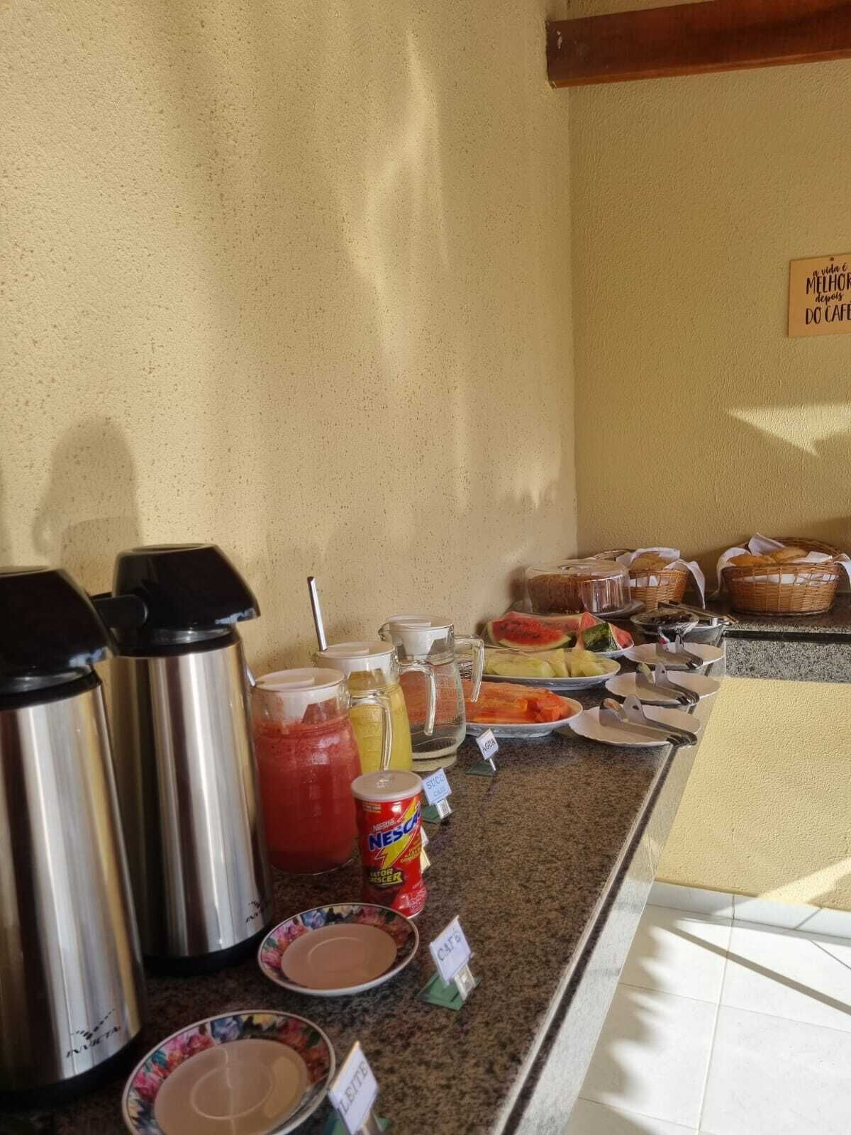 Un bufé de desayuno con diferentes alimentos, bebidas y acompañamientos.