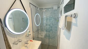 Bruser, hårtørrer, håndklæder, Sæbe