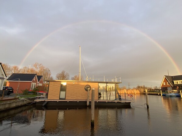 Property grounds - TOP Ausgestattetes Hausboot mit Dachterrasse in Stavoren am Ijsselmer (Stavoren)