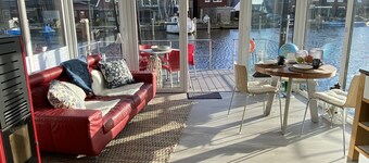 TOP ausgestattetes HAUSBOOT direkt am Kanal zum Ijsselmeer