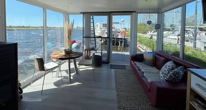 TOP Ausgestattetes Hausboot mit Dachterrasse in Stavoren am Ijsselmer