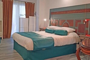 2 camere, una scrivania, ferro/asse da stiro, culla da viaggio