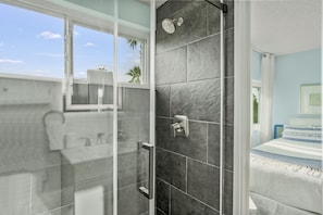 Dusche, Handtücher, Seife, Shampoo