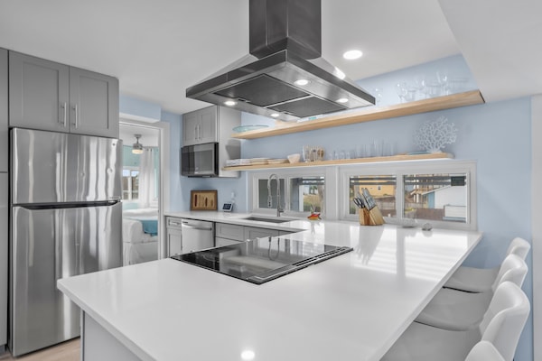 Kjøleskap, mikrobølgeovn, ovn og kokeplater