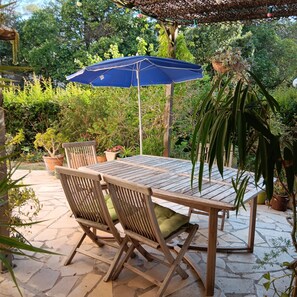 Outdoor dining - Appartement Tranquille Avec Jardin ET Piscine (Fréjus)