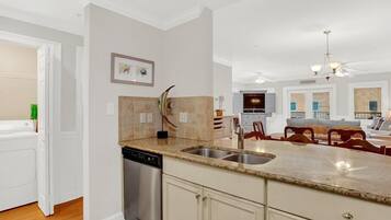 Condo, nhiều giường (Brass Rail 113) | Bếp riêng