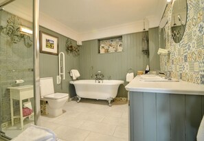 Shower, hair dryer, towels, shampoo - The Quay House, Clifden’s oldest building (Clifden)