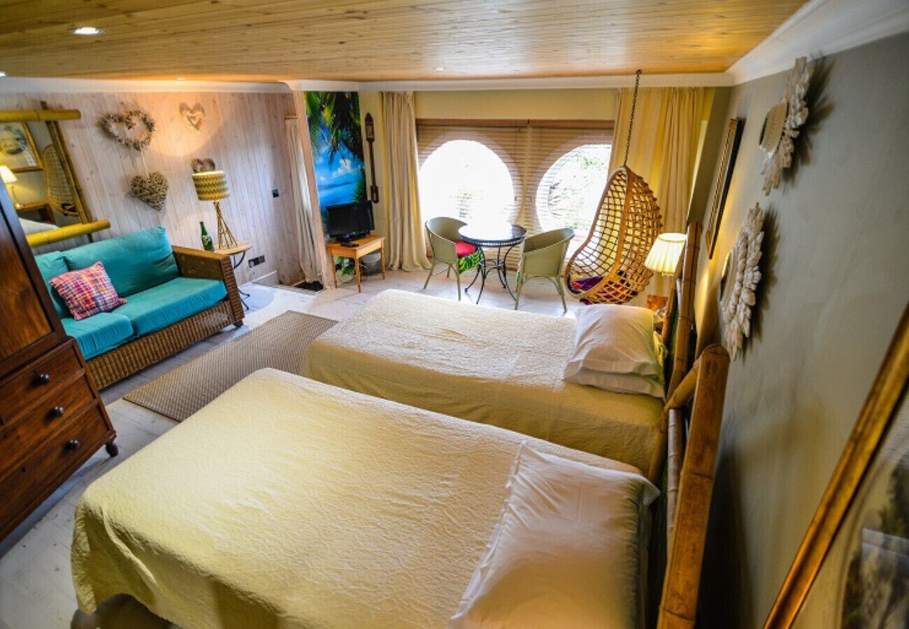 7 bedrooms, desk, iron/ironing board, travel cot