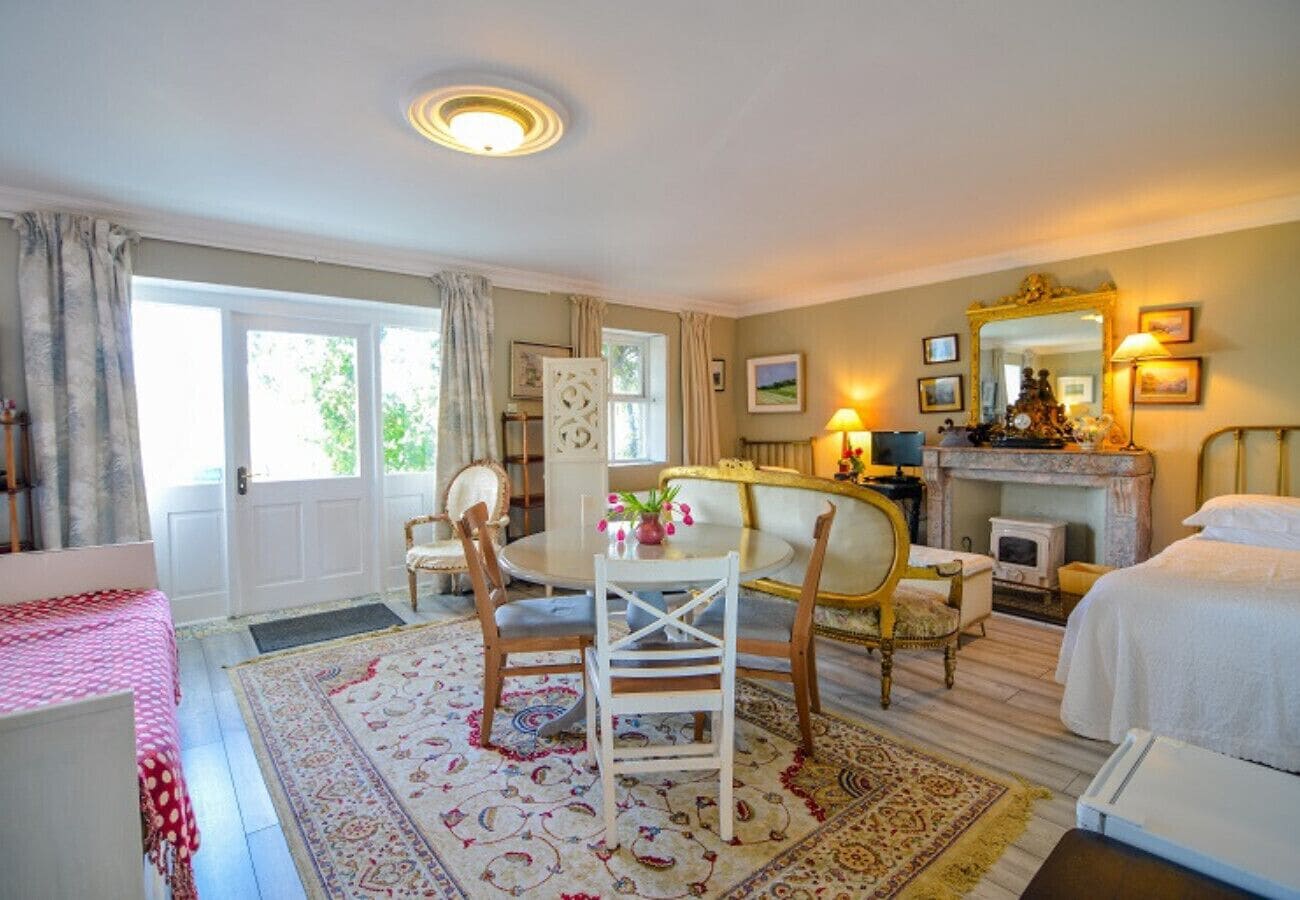 7 bedrooms, desk, iron/ironing board, travel cot