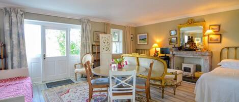 7 bedrooms, desk, iron/ironing board, travel cot