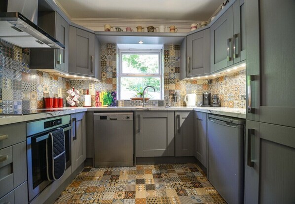 ثلاجة، ميكروويف، فرن، موقد طهي مسطح