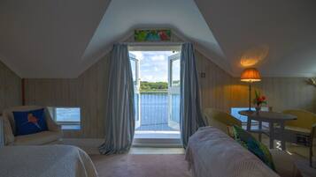 7 bedrooms, desk, iron/ironing board, travel cot