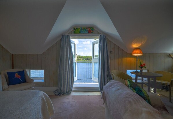 7 Schlafzimmer, Schreibtisch, BĂŒgeleisen/BĂŒgelbrett, Reisekinderbett